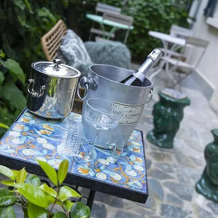 Luxury Bohemian With Private Garden In 아파트
